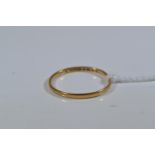 22ct gold band ring, size O1/2, 1.07 grams