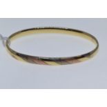 14ct gold hinged bracelet, with tri-colour gold pattern to one side, inner width 60mm, 9.7 grams