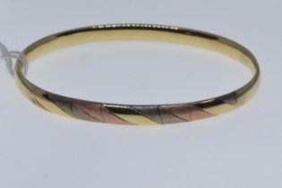 14ct gold hinged bracelet, with tri-colour gold pattern to one side, inner width 60mm, 9.7 grams 