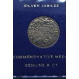 9ct gold Queen Elizabeth II Silver Jubilee commemorative medallion, 2.54 grams, in perspex case with