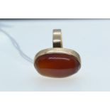 9ct gold & cabochon amber ring, size T, 10.13 grams