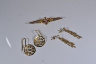 Two pairs of 9ct gold earrings & brooch set with pink stone, brooch with steel pin, gross weight 3.7