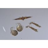 Two pairs of 9ct gold earrings & brooch set with pink stone, brooch with steel pin, gross weight 3.7