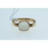 9ct gold & sugarloaf cabochon moonstone ring, size S, 3.72 grams