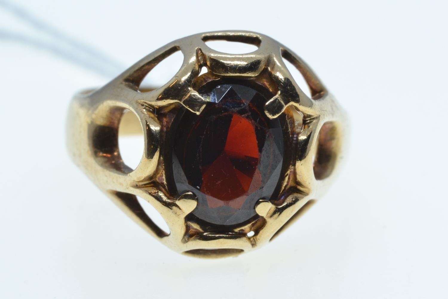 9ct gold & garnet ring, size S, 5.32 grams 