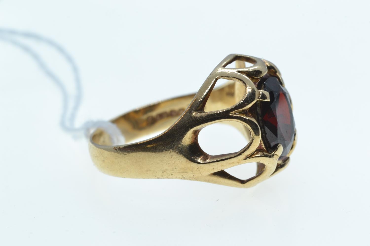 9ct gold & garnet ring, size S, 5.32 grams  - Image 2 of 3