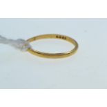 22ct gold band ring, size J/K, 1.1 gram