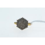 18ct gold & diamond ring cluster, size P, 4.74 grams