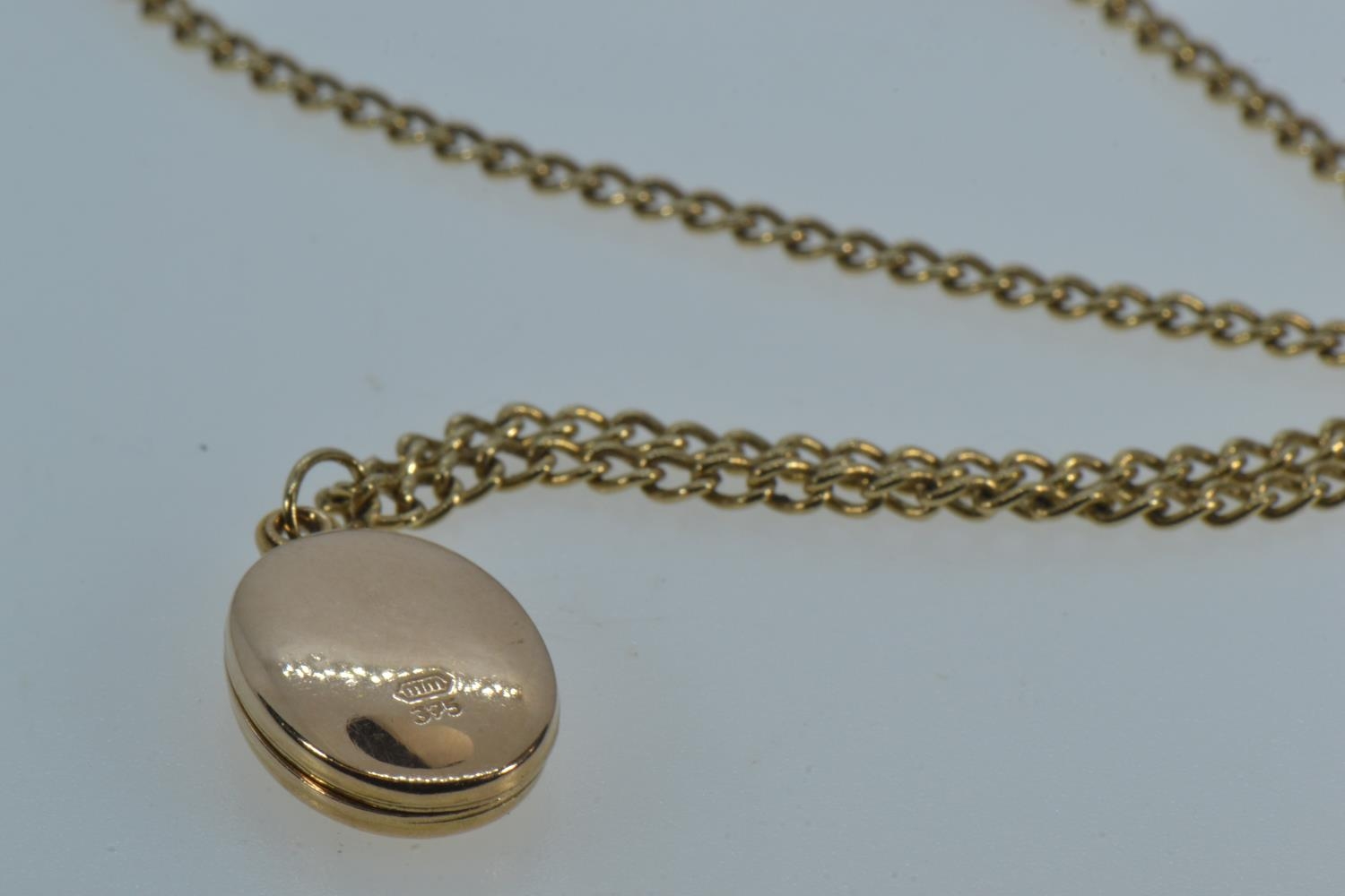 9ct gold locket & neck chain, locket length including link/bale 22mm, chain circumference 525mm, gro - Image 3 of 3