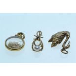 9ct gold swan charm and a 9ct gold, cultured pearl & sapphire pendant, gross weight 2 grams, togethe