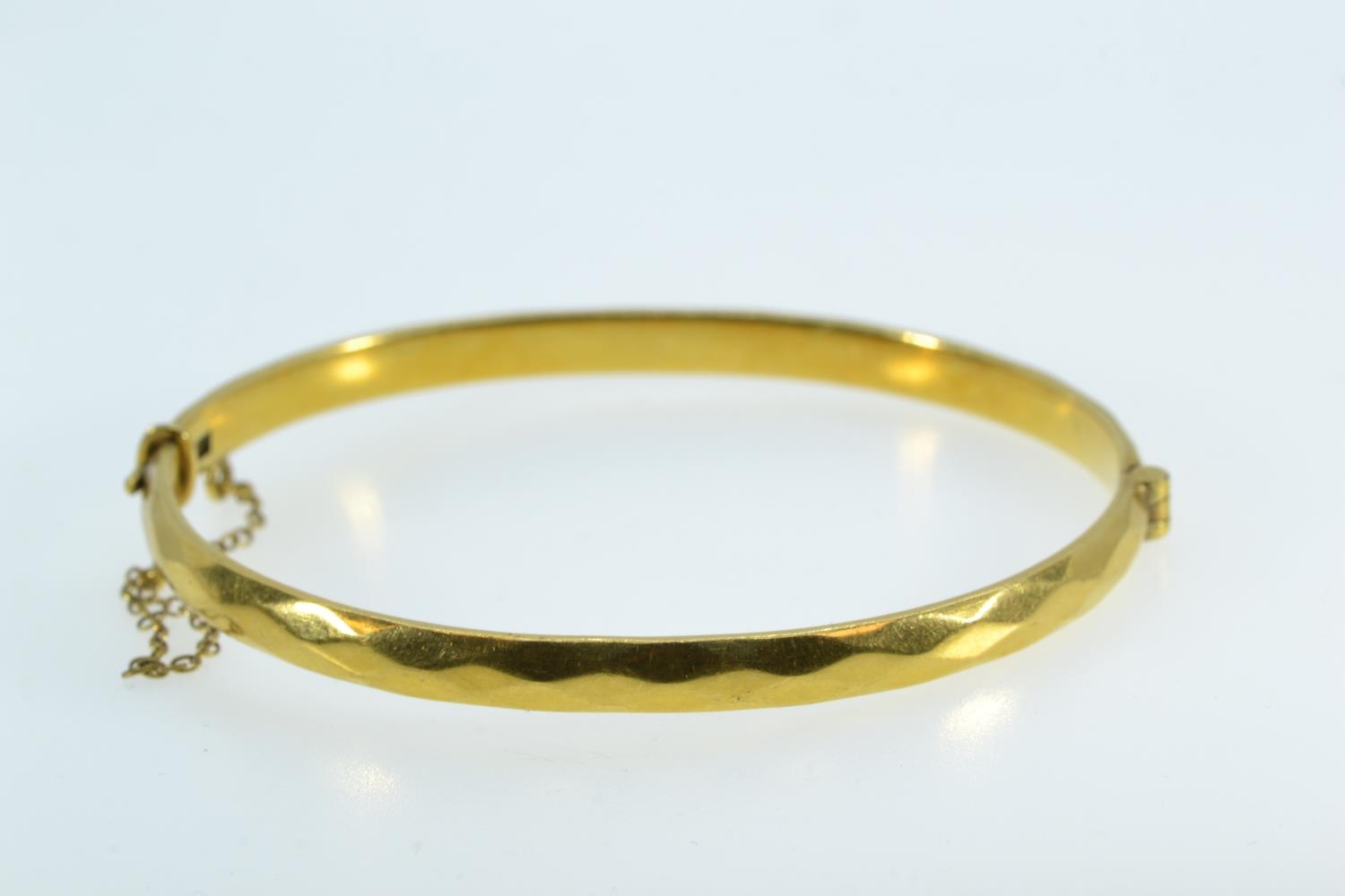 9ct gold metal cored hinged bracelet, inner width 59mm, gross weight 13.3 grams  - Image 2 of 4