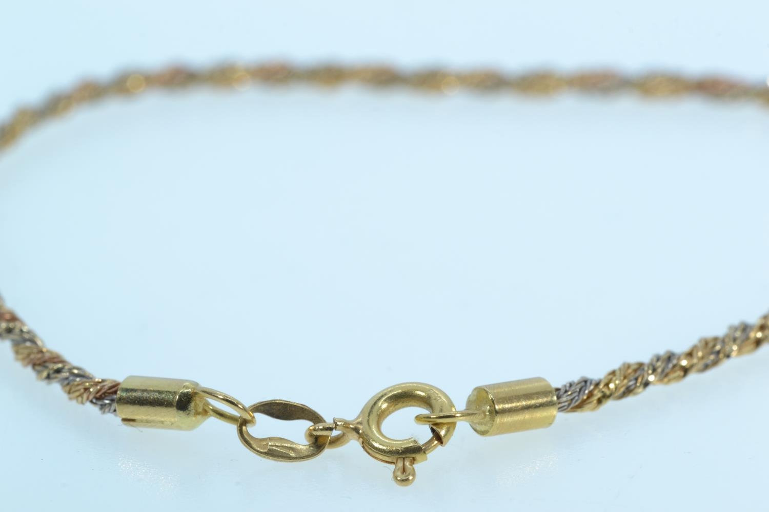 18ct bi-colour gold bracelet, circumference 190mm, 4.41 grams  - Image 2 of 3