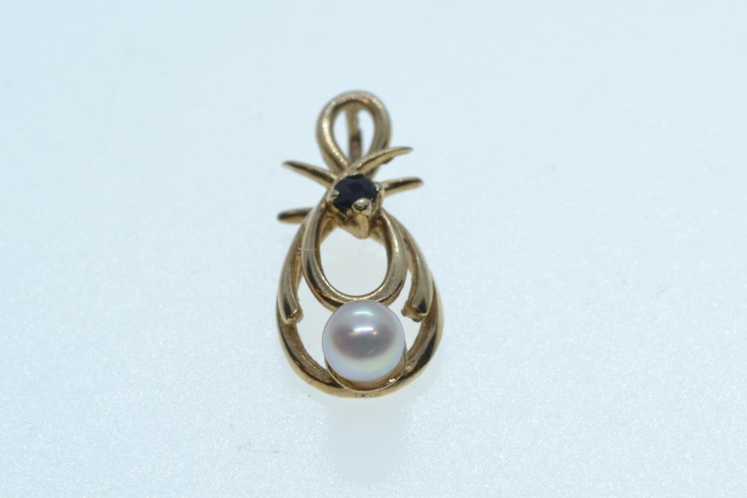 9ct gold swan charm and a 9ct gold, cultured pearl & sapphire pendant, gross weight 2 grams, togethe - Image 3 of 4