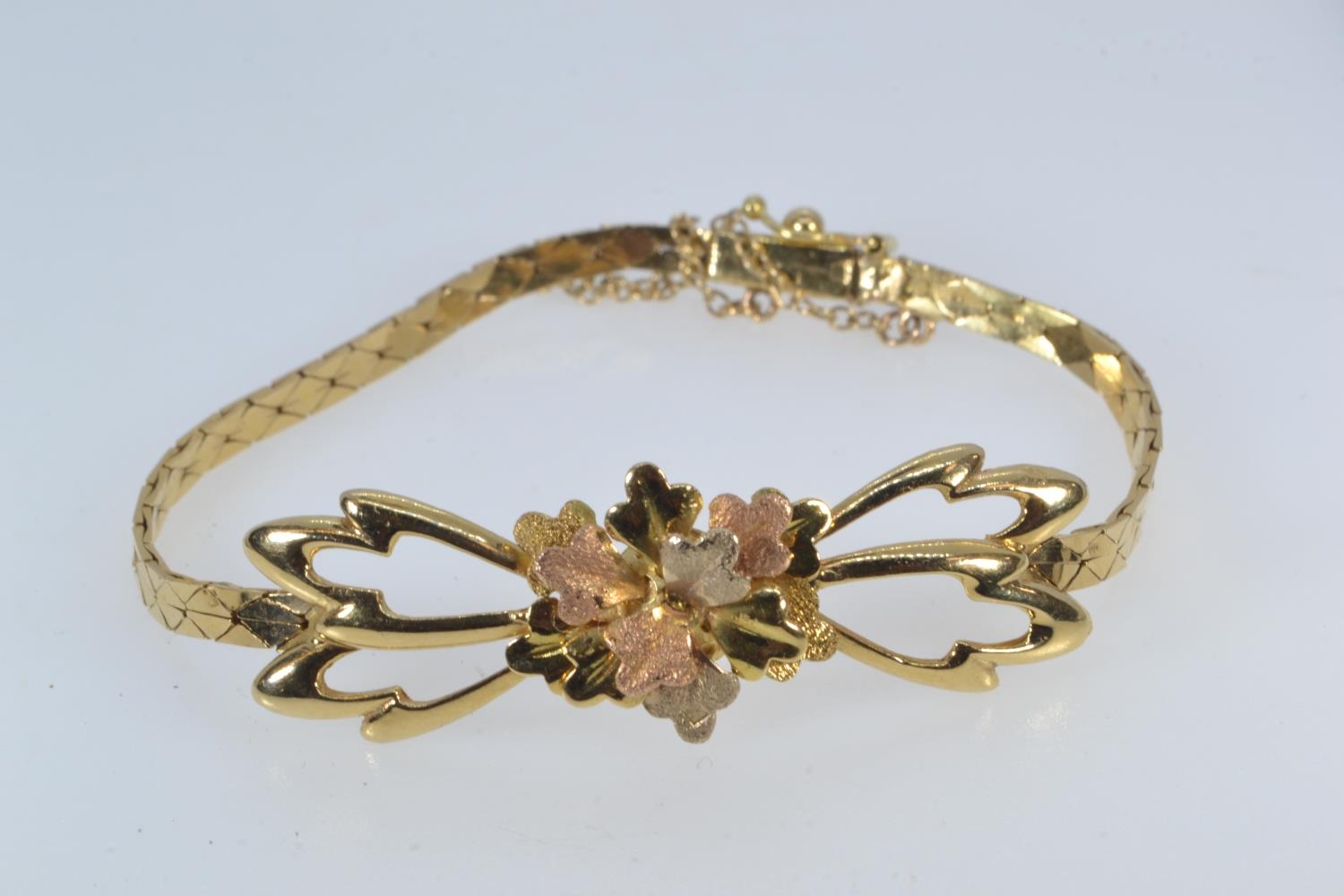Yellow metal tri-colour bracelet, with an open work floral design to the front, tested positive for  - Image 2 of 3