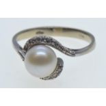 18ct white gold, cultured pearl & diamond ring, size O1/2, 3.35 grams