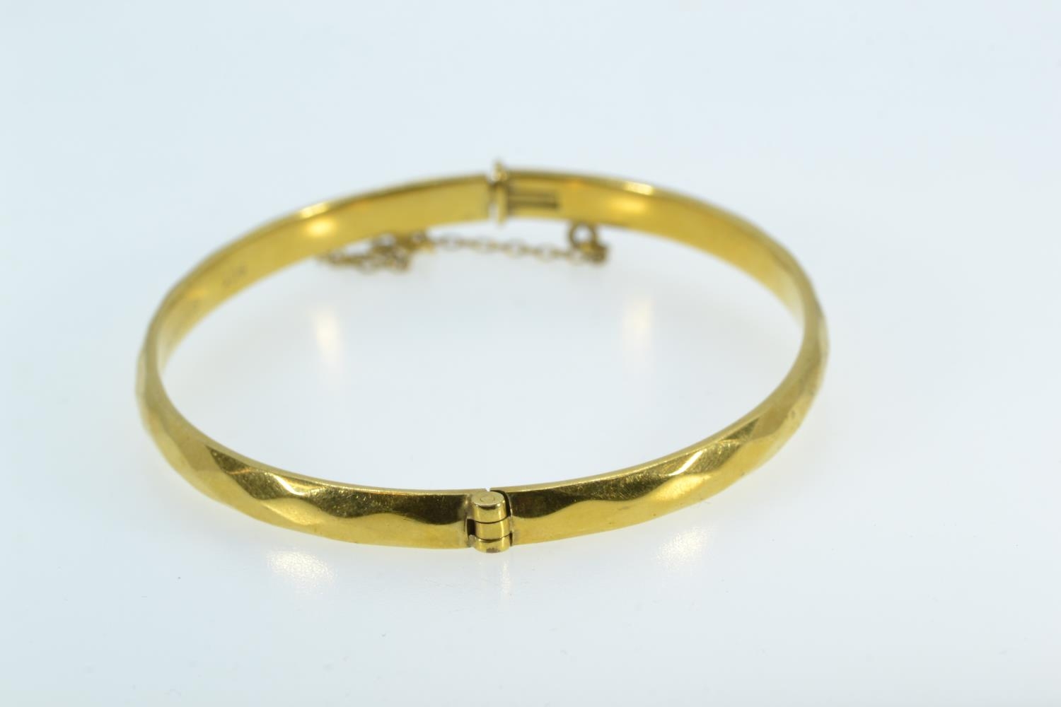 9ct gold metal cored hinged bracelet, inner width 59mm, gross weight 13.3 grams  - Image 3 of 4