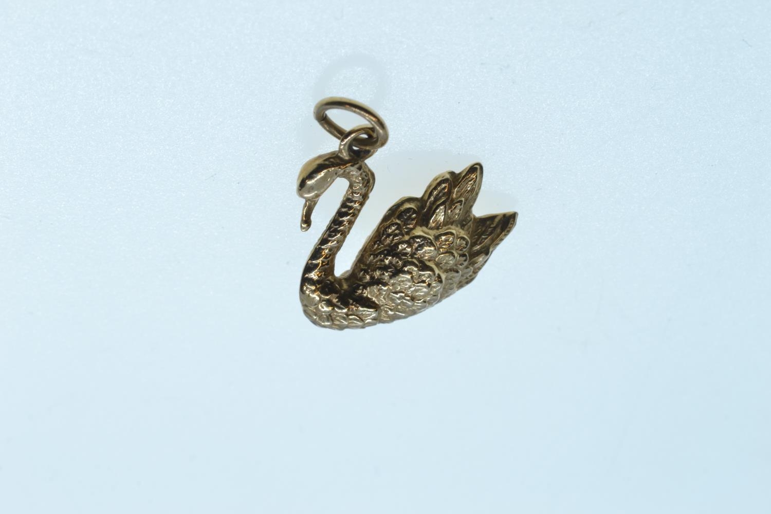 9ct gold swan charm and a 9ct gold, cultured pearl & sapphire pendant, gross weight 2 grams, togethe - Image 2 of 4