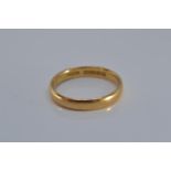 22ct gold band ring, size K, 2.5 grams
