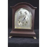 Mahogany cased chiming mantle clock with key & pendulum. Ht 38cms
