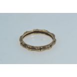 9ct gold band ring of continuous textured bamboo design, size O, 2.68 grams