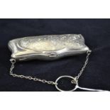 Silver ladies purse, maker's mark indistinct, Chester 1919, with foliate scroll decoration & finger