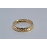 9ct gold band ring, with etched design, size N, 2.5 grams