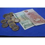 Collectable British coins, including various 50 pences, one pound coins, two pound coins & banknotes