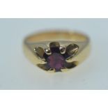 9ct gold & garnet ring, hallmarked London 1973, size O1/2, 7.64 grams