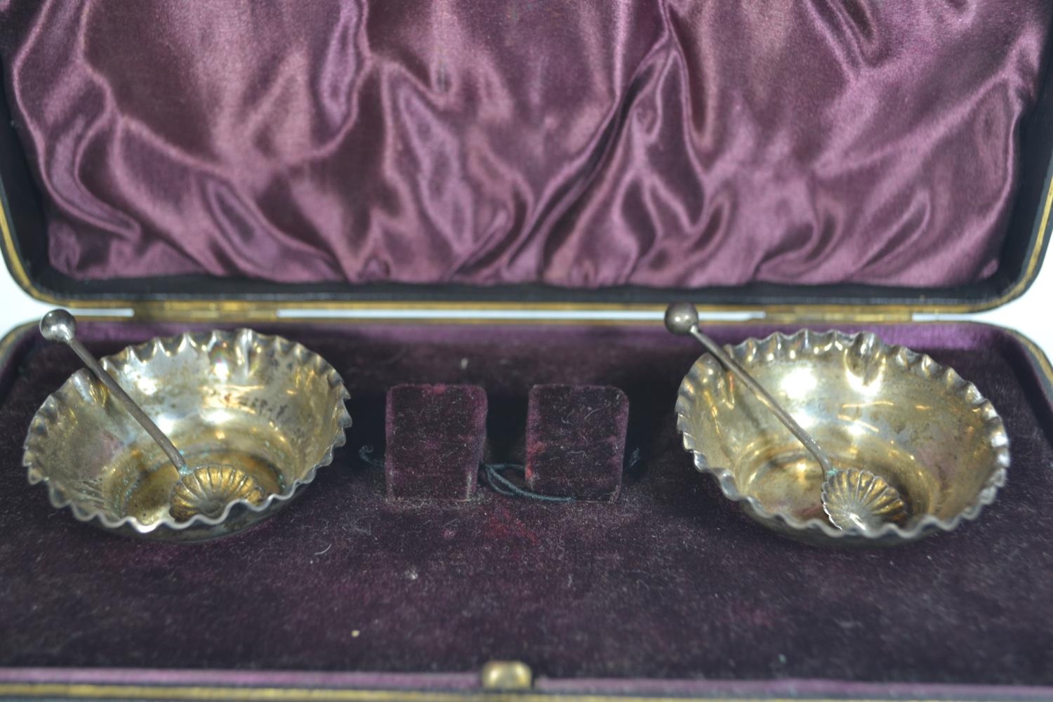 Cased pair of late Victorian silver salts & spoons, maker Thomas Hayes, Birmingham 1895, gross weigh - Image 2 of 8