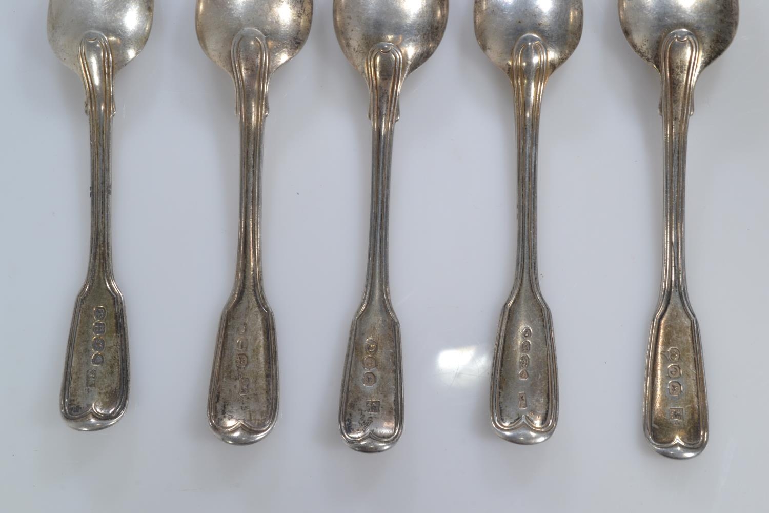 Set of five matched silver teaspoons, various makers & dates, gross weight 128 grams  - Image 3 of 3