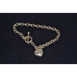 9ct gold bracelet with T-bar & heart charm, circumference 180mm, 2.3 grams