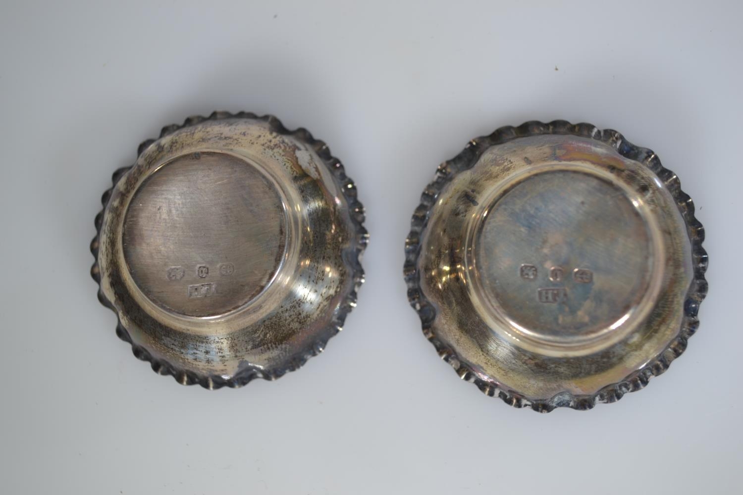 Cased pair of late Victorian silver salts & spoons, maker Thomas Hayes, Birmingham 1895, gross weigh - Image 4 of 8
