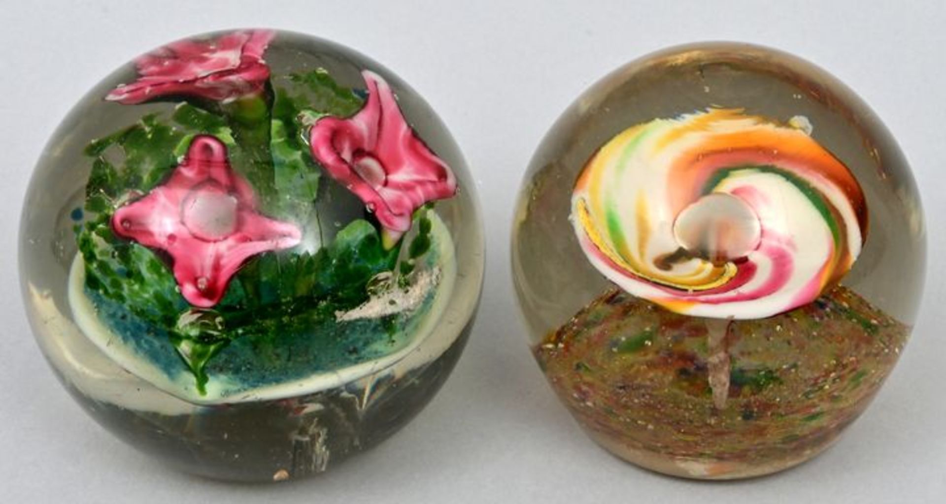 Zwei Glas-Briefbeschwerer/ two glass paperweights