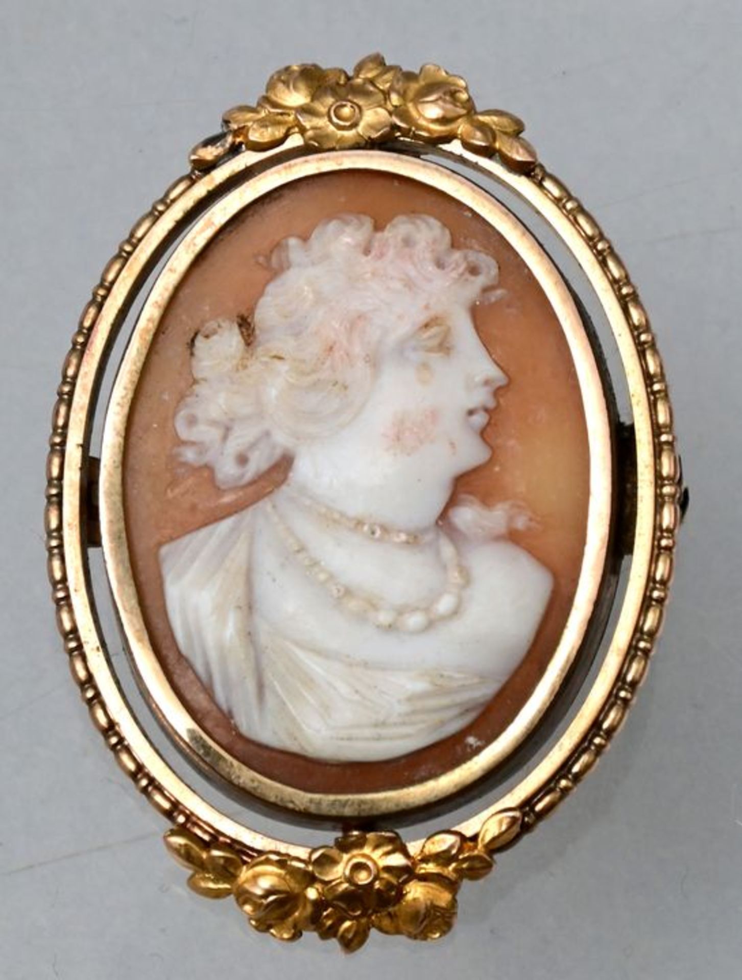 Brosche mit Muschelkamee/ cameo brooch