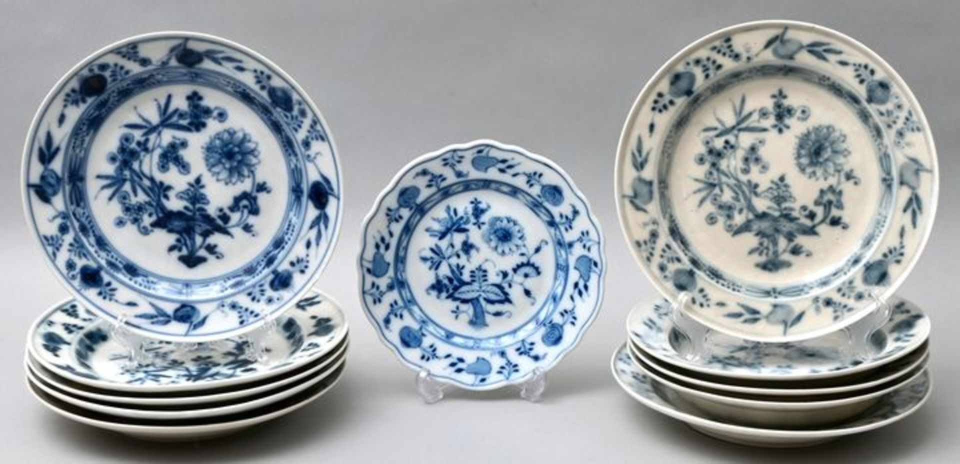 Zwiebelmusterteller/ plates blue onion pattern