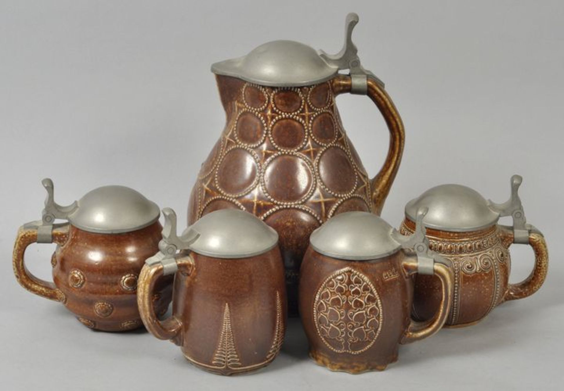 Kanne und 4 Krüge / Jug and four different pitchers