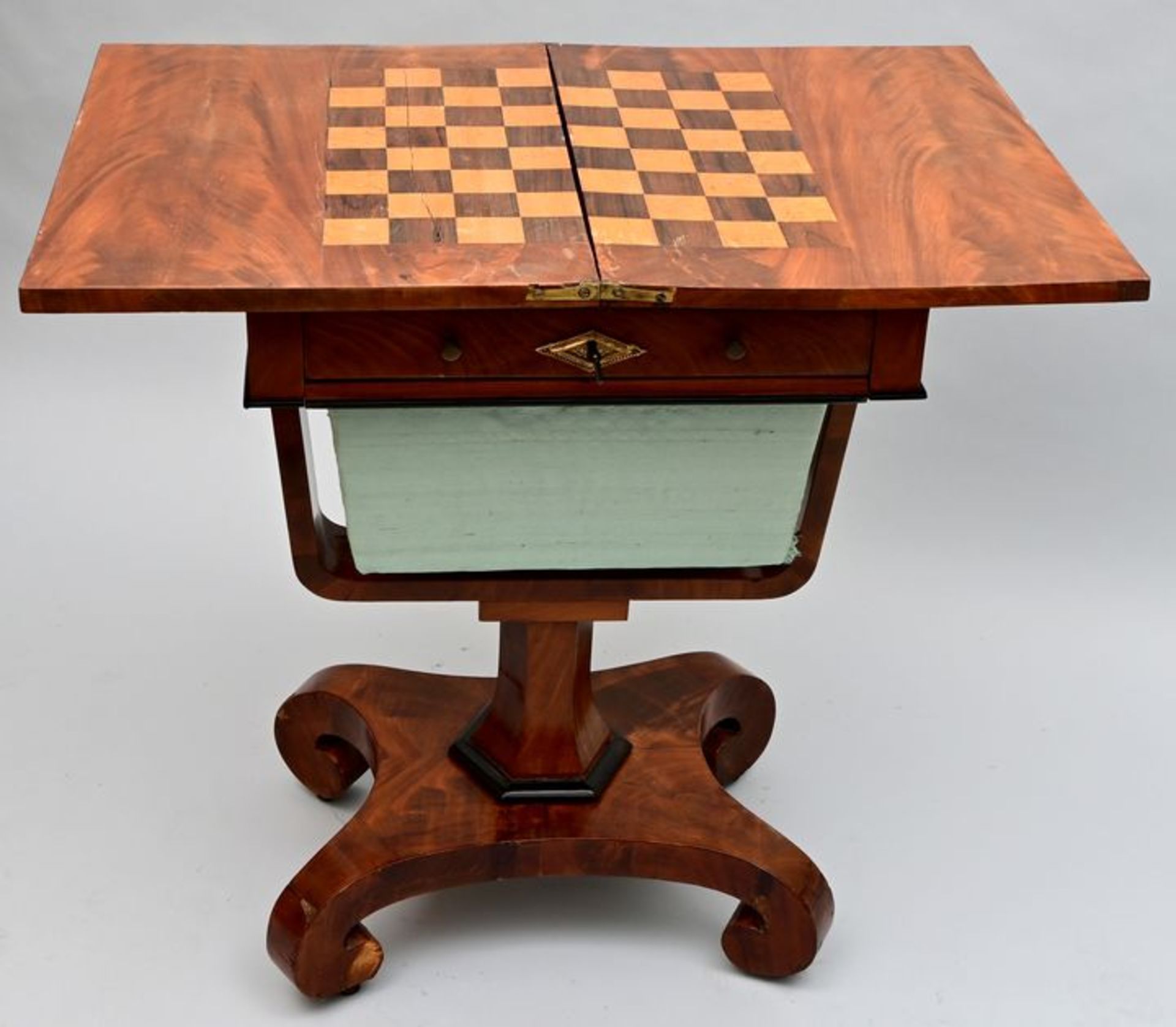 Kleiner Spieltisch / Small game table - Image 2 of 3