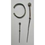 Teile Ausgrabung (Armreif + 2 Nadeln) / Two robe pins and bracelet