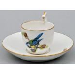 Meissen, Mokkatasse mit Meisen-Malerei, UT / Cup with saucer