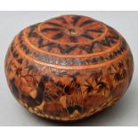 Beschnitzte Kalebasse, Peru / Carved gourd box, Peru