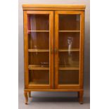 Glasvitrine / Display cabinet