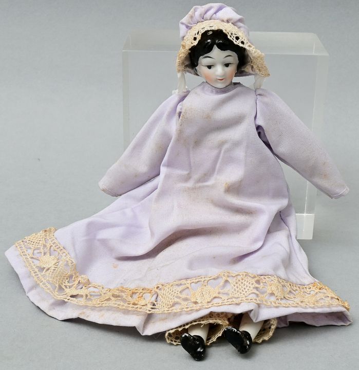 kleines Porzellanpüppchen / Small porcelain doll