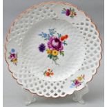 Teller mit Flechtrand/ plate with perforated design