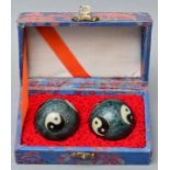Qigongkugeln im Etui / sounding balls in a box