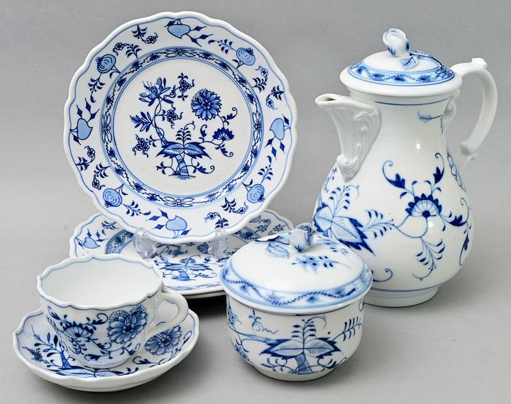 Sieben Geschirr-Einzelteile/ seven pieces of porcelain