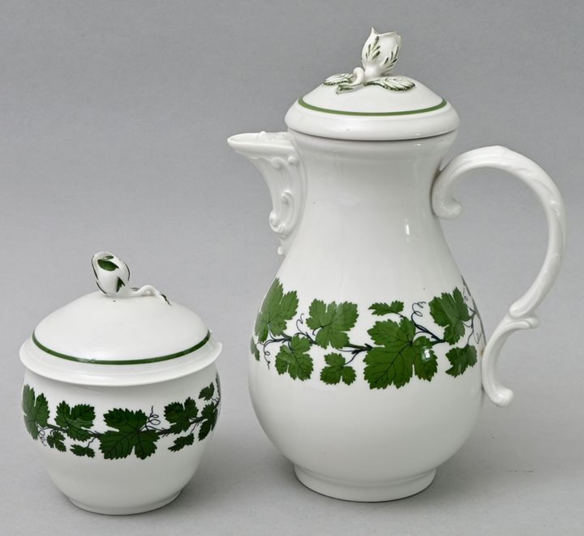 Zwei Teile Weinlaubgeschirr/ two pieces of porcelain