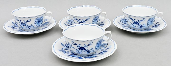 Vier Tassen mit Untertassen/ cups with saucers