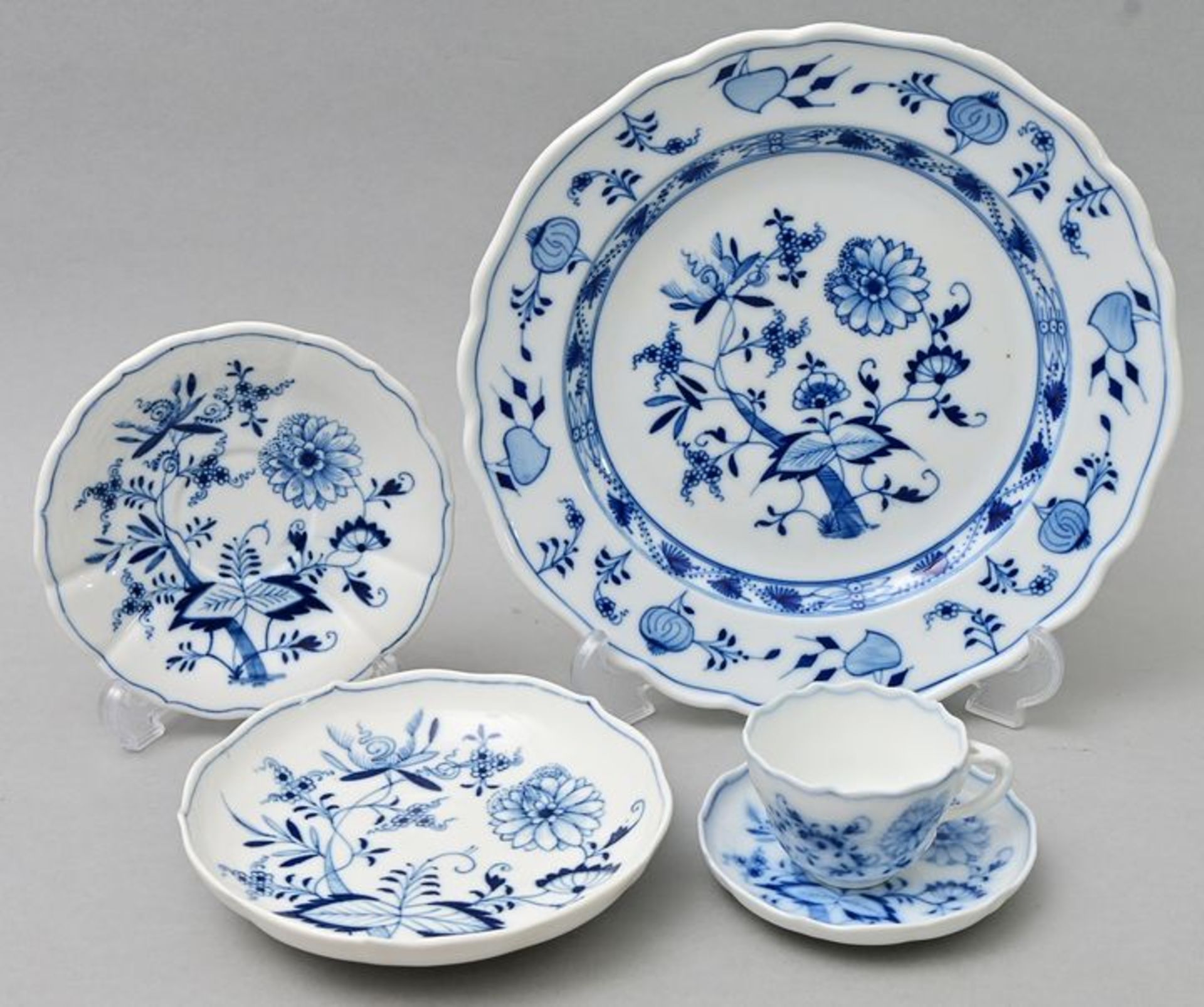 Fünf Einzelteile/ five pieces of porcelain