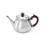 AN EDWARDIAN SILVER RIBBED CIRCULAR TEA POT, EDWARD BARNARD & SONS LTD