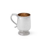 A SILVER OVOID FOOTED PINT MUG, WALKER & HALL